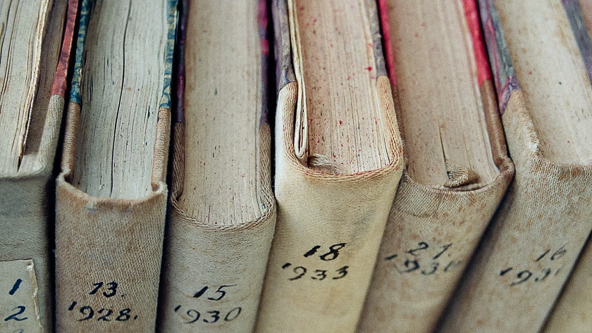 Bild einiger Tagebücherrücken mit Jahreszahlen