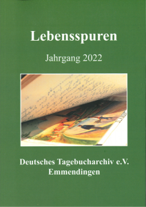 der grüne Umschlag der Broschüre Lebensspuren 2022 zeigt einen Blick in ein handgeschriebenes Tagebuch mit einer farbigen Zeichnung