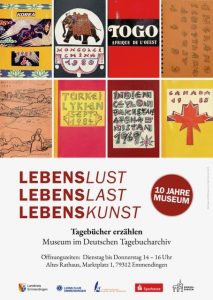 acht Deckblätter von Tagebüchern in rot-gelb-braunen Farben, zu lesen sind die geographischen Bezeichnungen Korea, Mongolei, Togo, England, Bretagner, Türkei, Indien und Canada