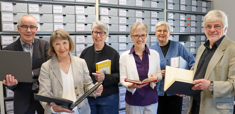 vor einem Regal mit graublauen Archivboxen stehen die 4 Frauen und 2 Männer, die das neu gewählte Vorstandsteam bilden