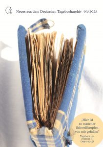 ein mittelblaues, leinengebundenes Tagebuch mit gelblichen Seiten von oben