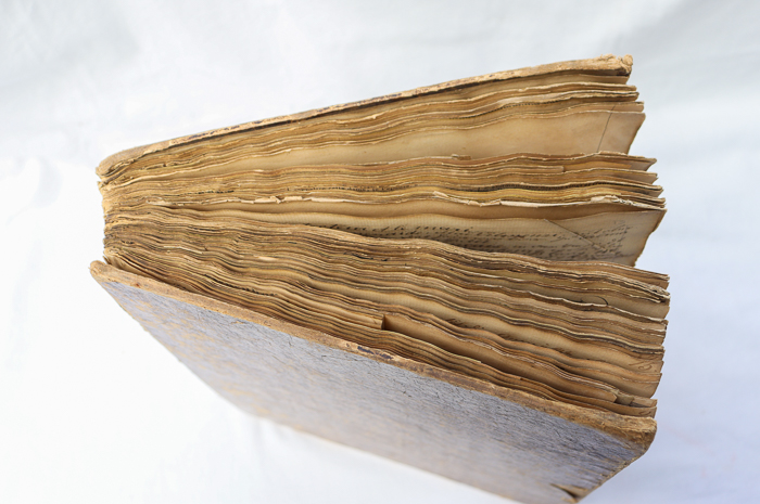 ein altes Tagebuch mit vergilbten Seiten in festen braunen Karton gebunden von oben