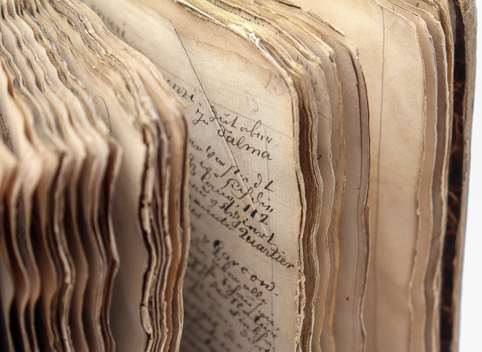 Blick auf die aufgeblätterten Seiten eines alten Tagebuchs gefüllt mit schöner Handschrift