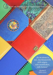 blaue, rote, grüne Tagebücher liegen eng nebeneinander, darunten das Zitat: Es ist etwas in mir das hinaus will ...