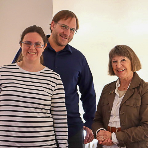 die Thompsons und Christiane Weinzierl lächeln in die Kamera