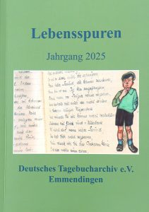 auf grünem Hintergrund ein handschriftlicher Textauszug und die Zeichnung eines Jungen mit kurzer Hose und grünem Hemd, der Titel darüber heißt Lebensspuren