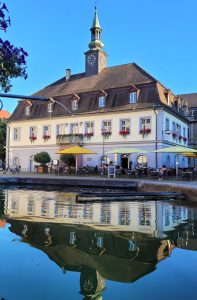 das alte Rathaus spiegelt sich im Wasser des Brunnen auf dem Marktplatz in Emmendingen